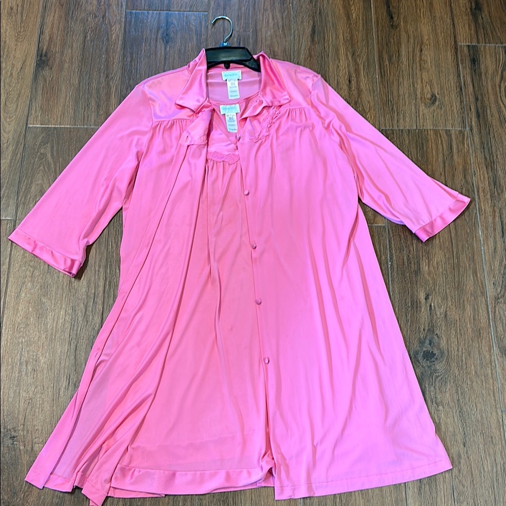 NWOT Vanity Fair Pink Gown and Robe Set
